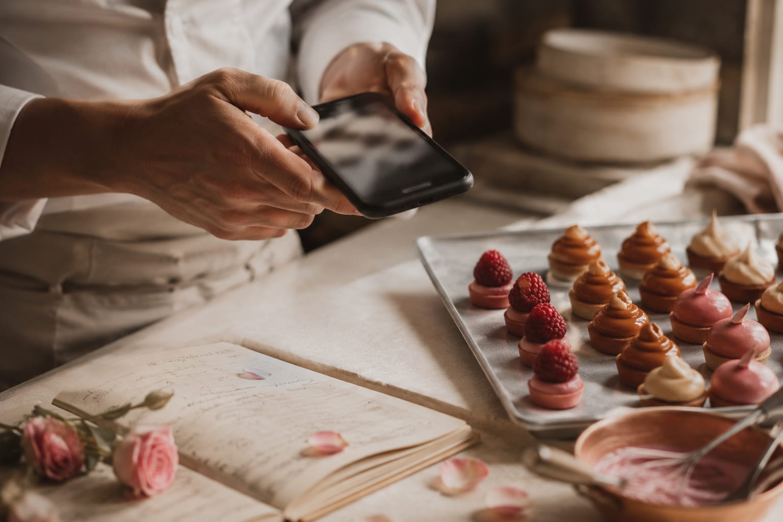 スマホで手書きレシピや焼き菓子を撮影する手元
